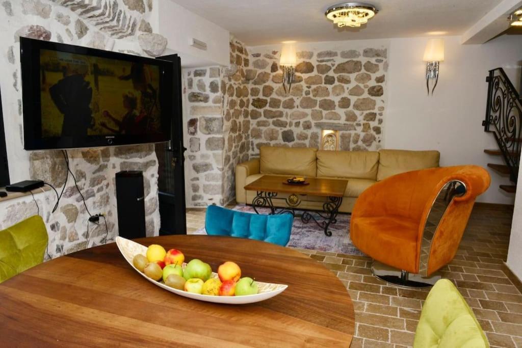 Villa Waterfront In Muo Kotor