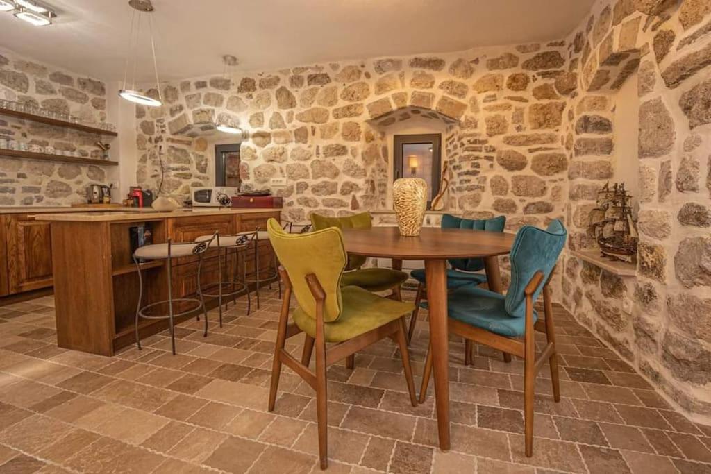 Villa Waterfront In Muo Kotor